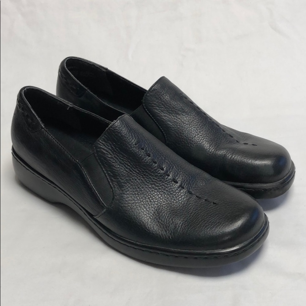 Naturalized black leather shoes in women’s size 10